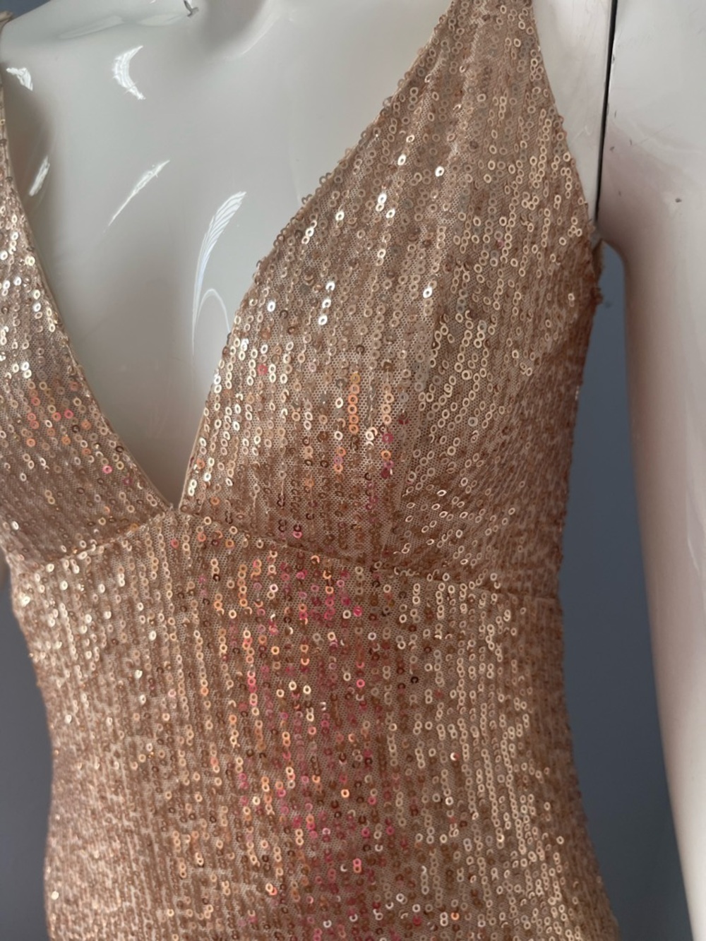 Dazzling gold sequin gown with slit - Picture 6 of 7